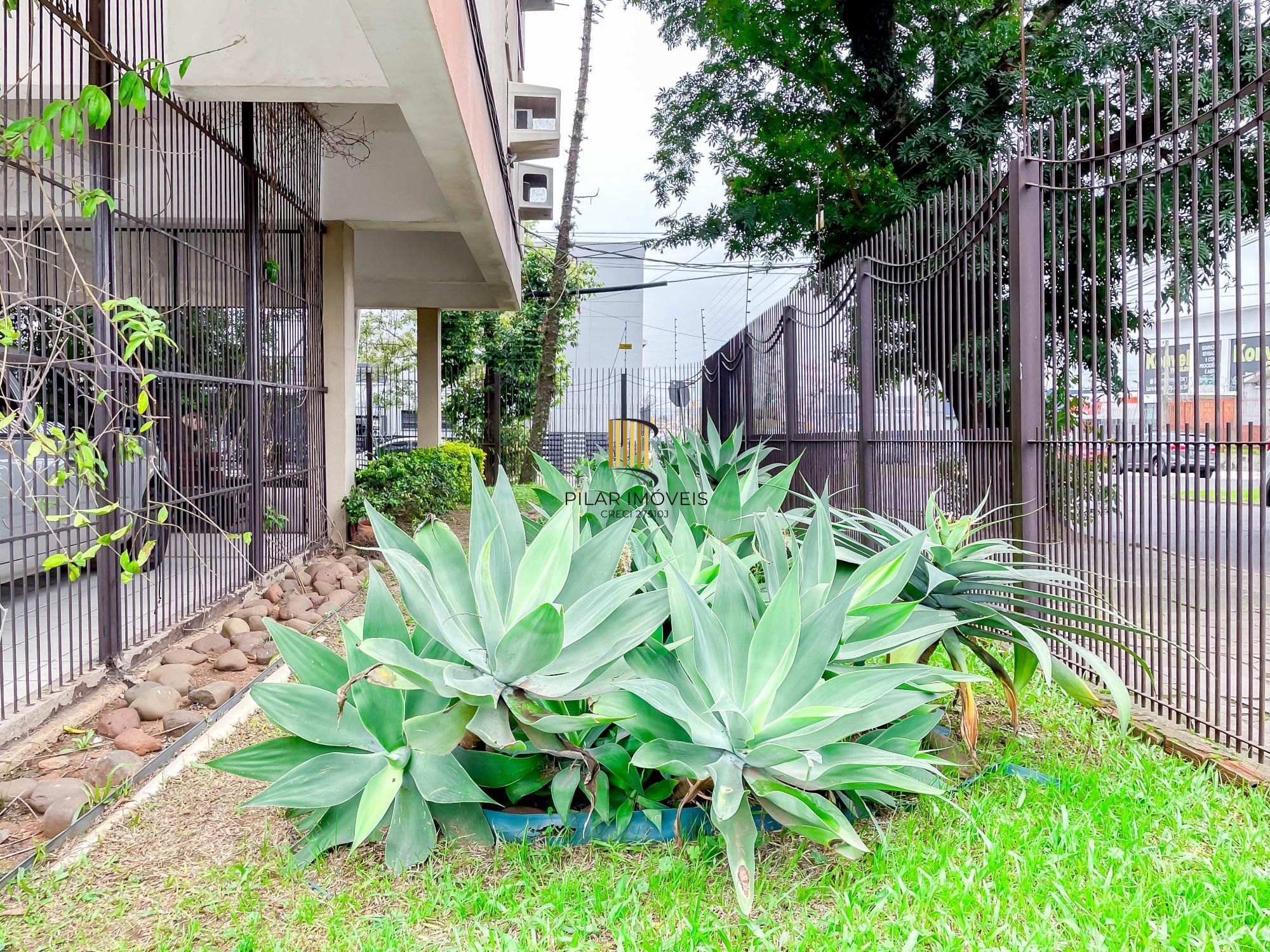 APARTAMENTO 1 DORMITÓRIO, SACADA, 1 VAGA - BAIRRO SÃO SEBASTIÃO
