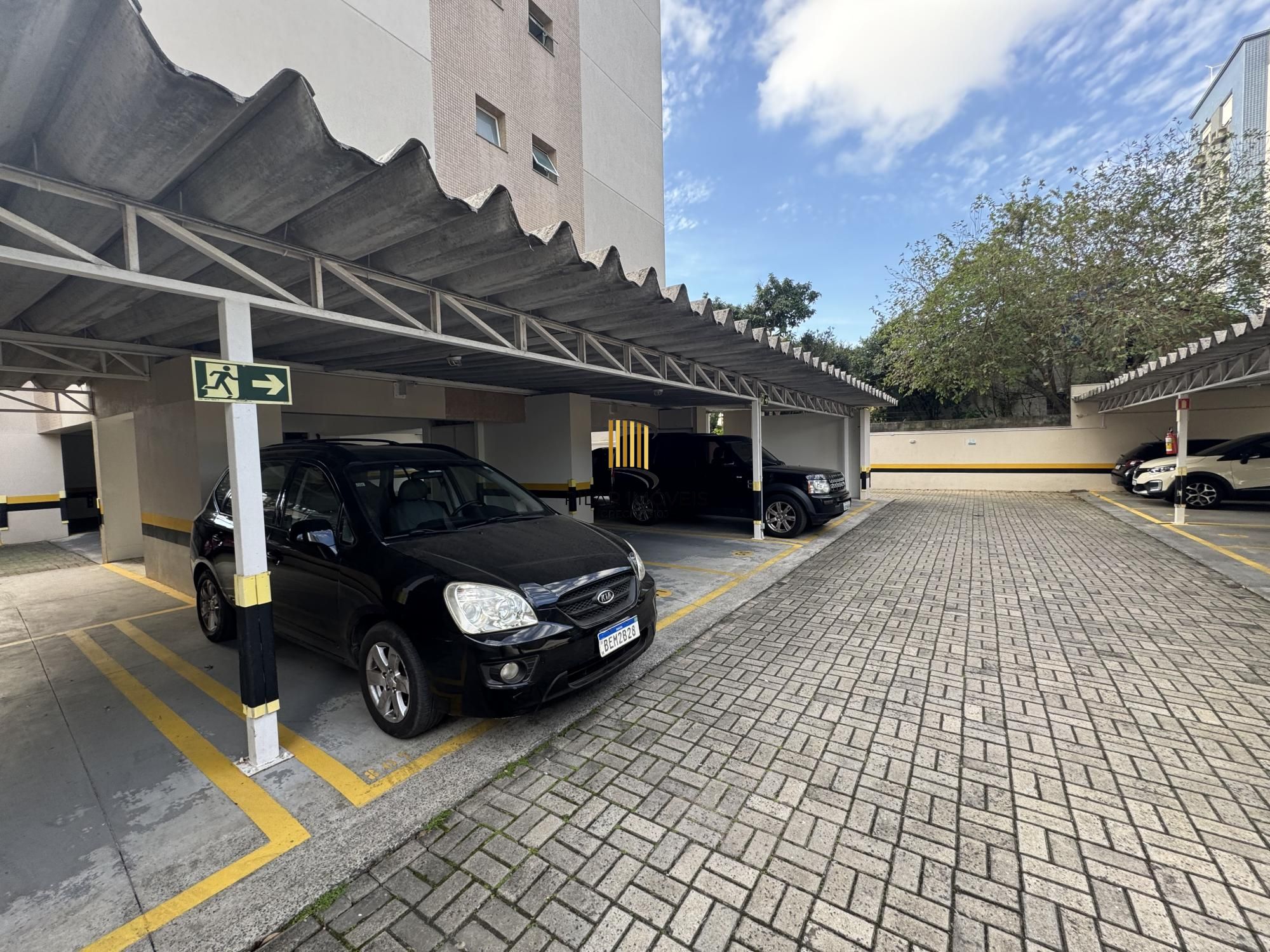 Apartamento em andar alto, posição solar norte/nascente, com excelente iluminação e ventilação natural.