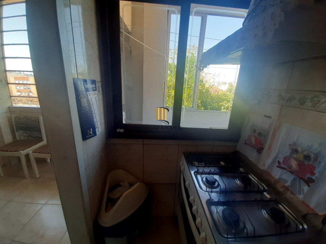 Apartamento 2 dormitórios, com dependência, de frente a fundos, com sacada, bair