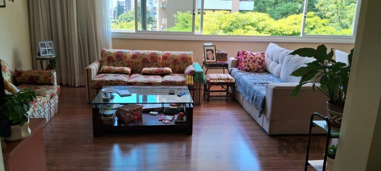 Apartamento de 152 m², com 3 dormitórios, 1 suíte e 2 vagas no bairro Bom Fim