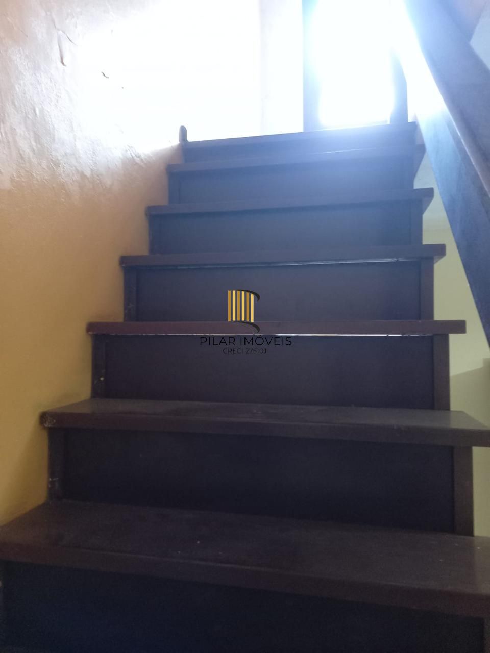 Casa residencial com 4 quartos, 3 banheiros e 1 suíte.