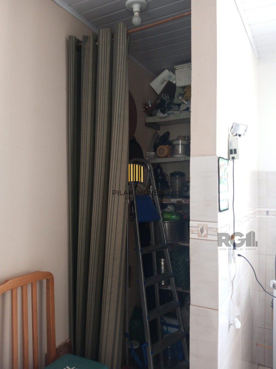 Casa de 1 dormitório, com uma garagem, bairro Rubem Berta- Porto Alegre