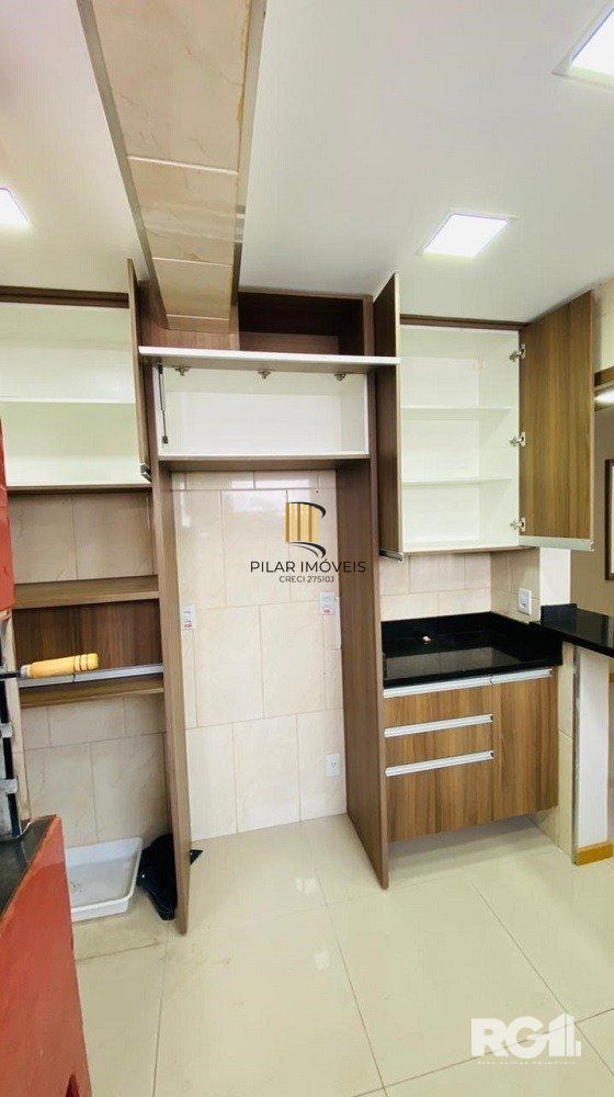Apartamento de 2 dorm. reformado, frente na Rua da Republica na Cidade Baixa