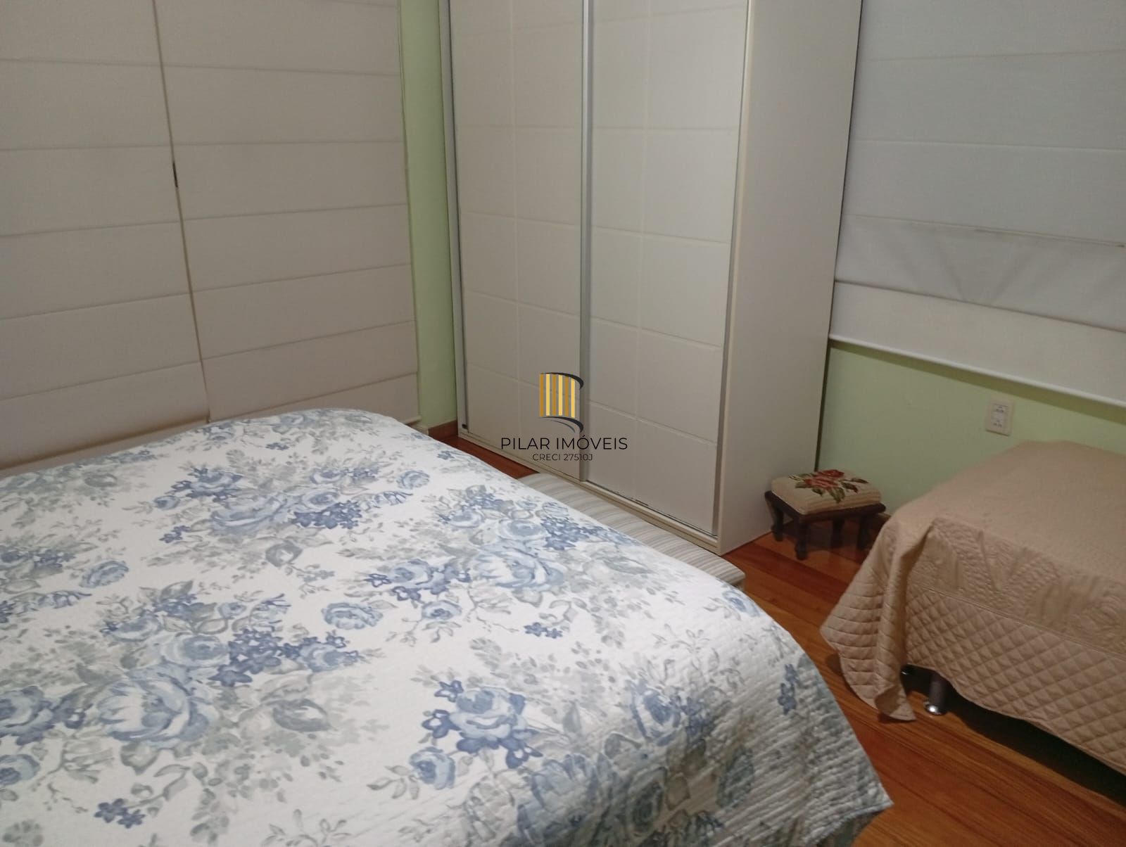 Casa com 5 quartos , 7 banheiros e pátio!