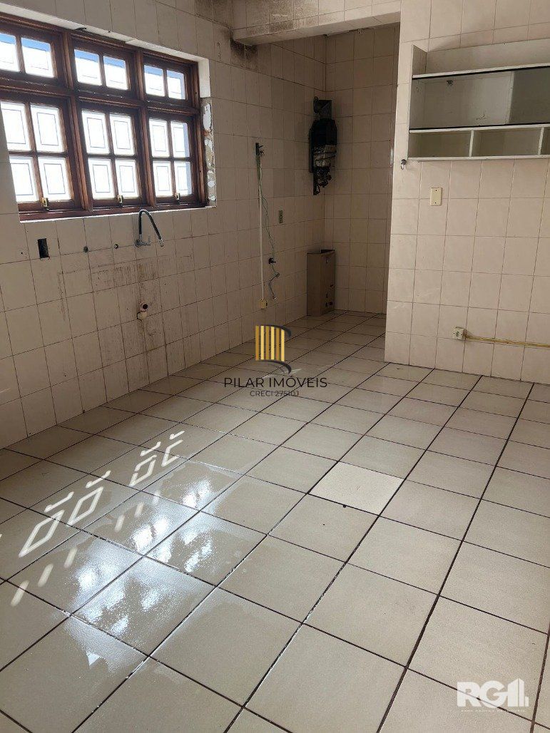 Casa 4 dormitórios, com sacada e amplo terraço