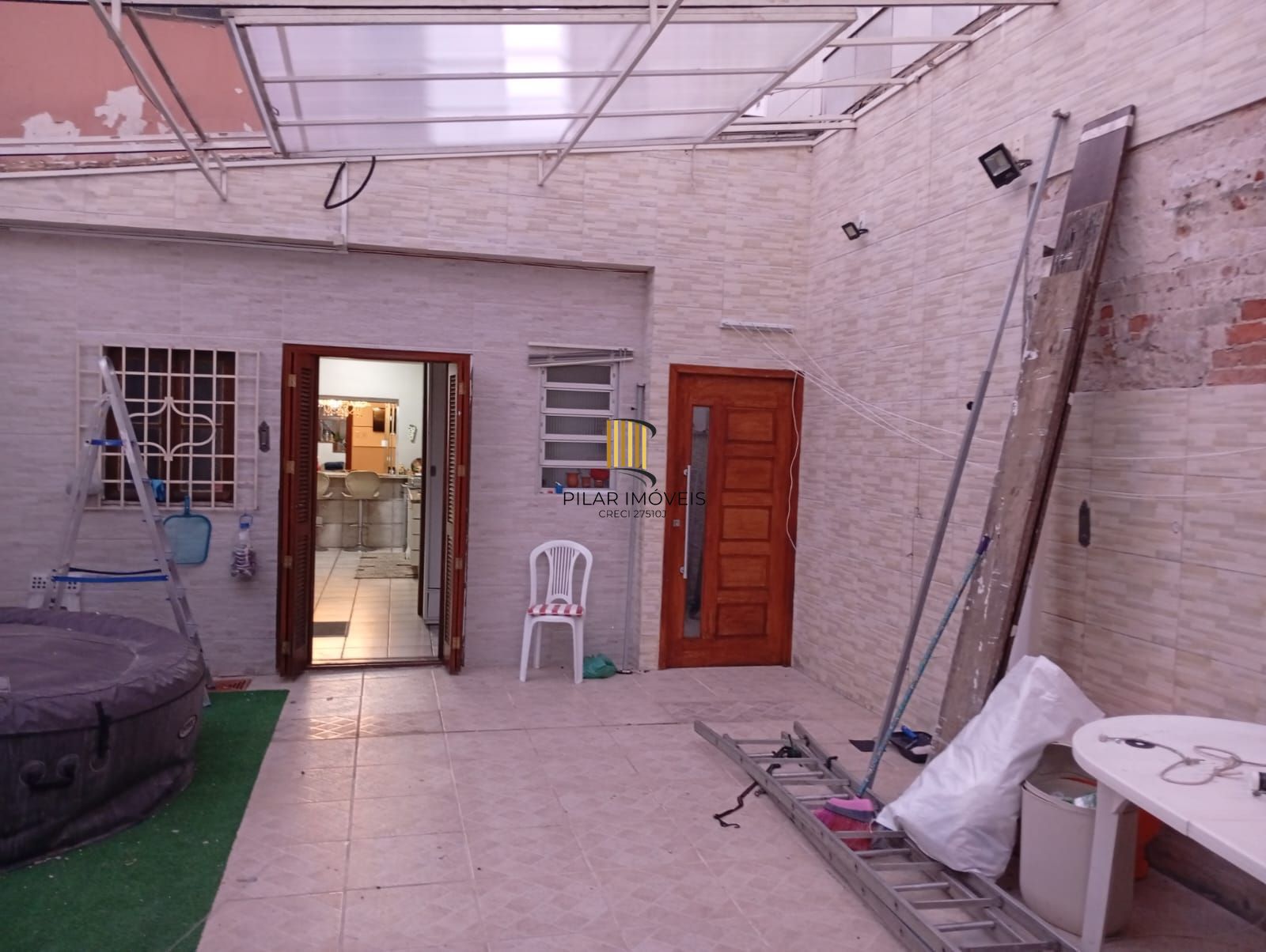 Casa com 5 quartos , 7 banheiros e pátio!