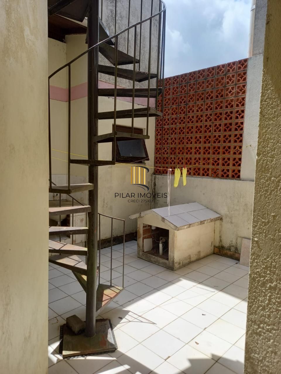 Casa residencial com 4 quartos, 3 banheiros e 1 suíte.