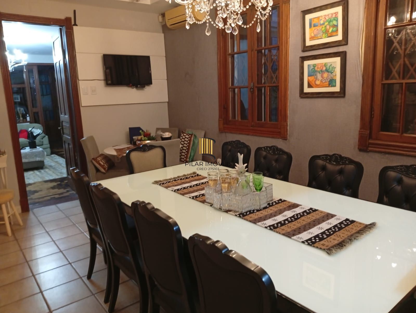 Casa com 5 quartos , 7 banheiros e pátio!