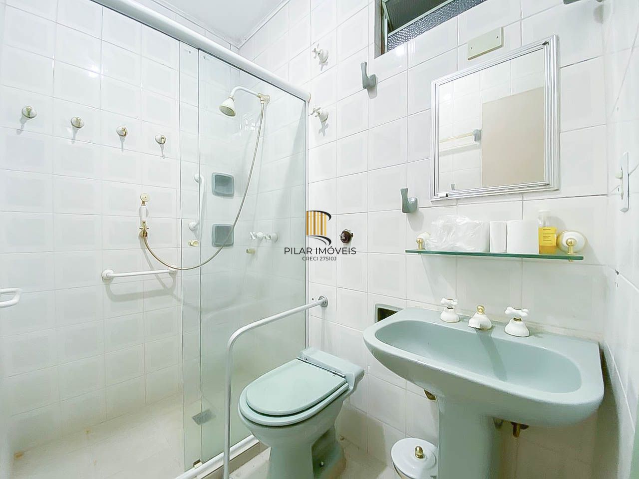 Apartamento amplo de 3 dormitórios, ensolarado, com portaria 24h próximo à UFRGS