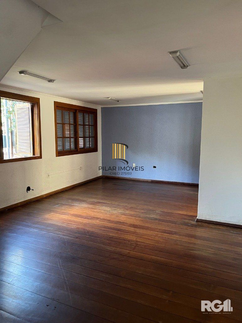 Casa 4 dormitórios, com sacada e amplo terraço