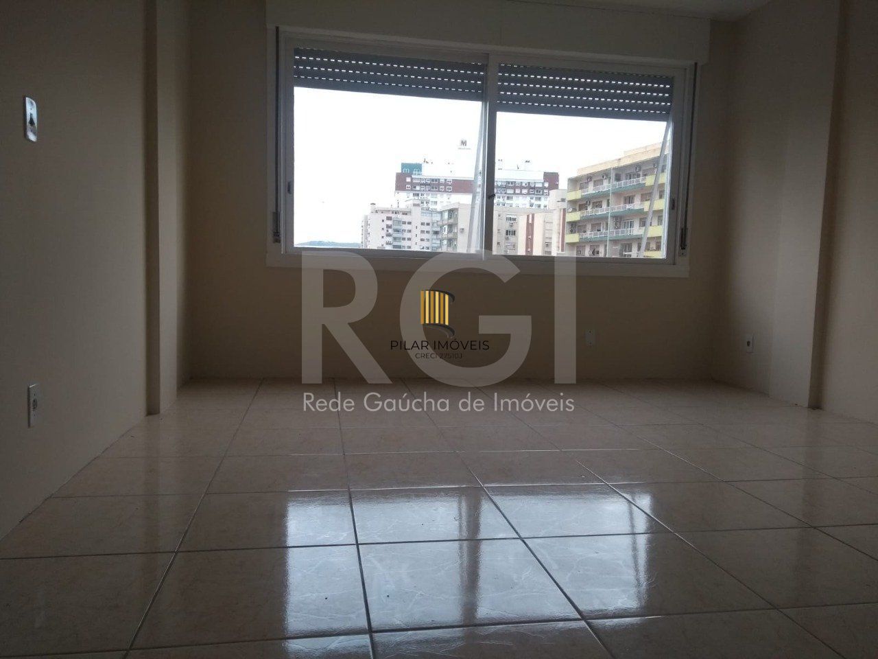 Apartamento JK  em andar alto no coração da Cidade Baixa