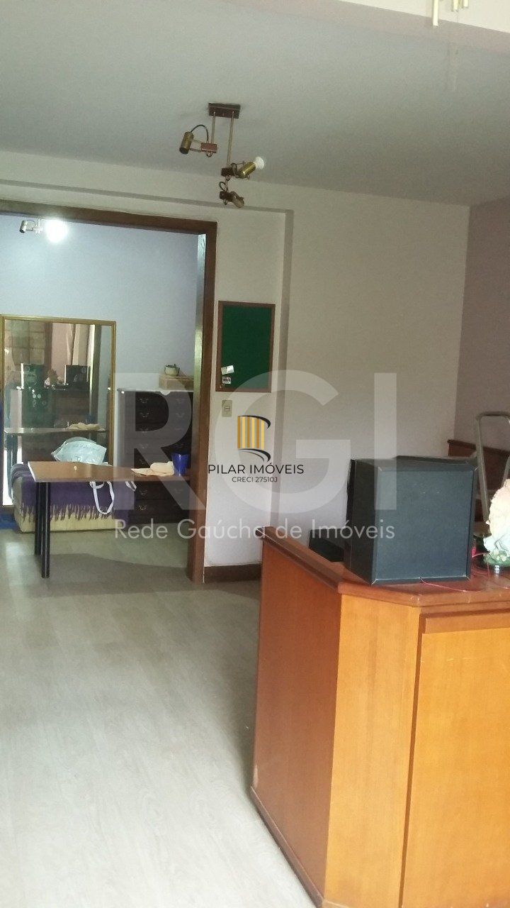 Casa com 4 quartos, 4 banheiros  e amplo pátio no miolo do bairro Cidade Baixa!