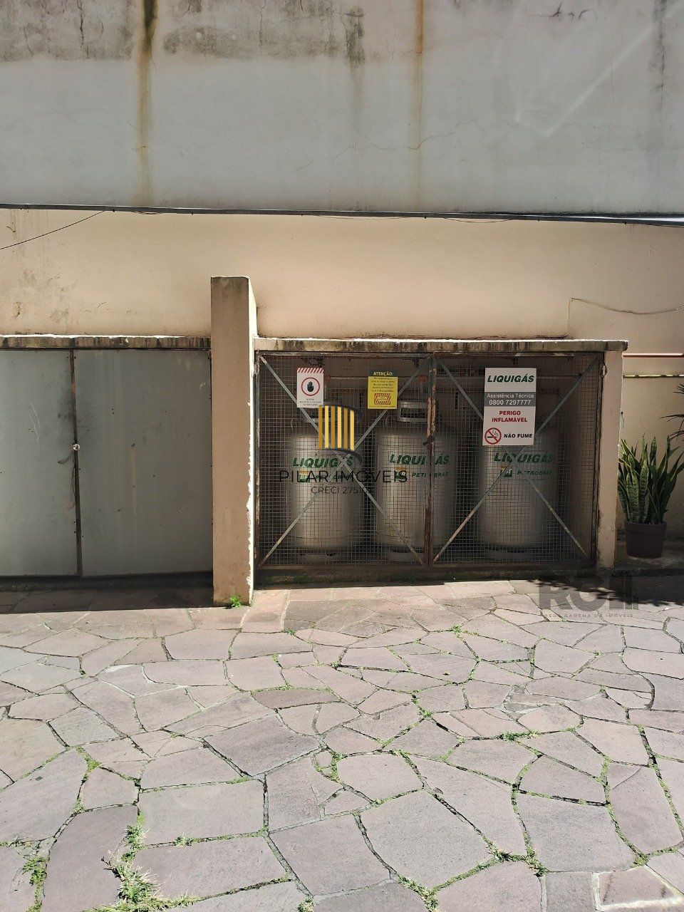 JK reformado na Cidade Baixa com portaria e elevador