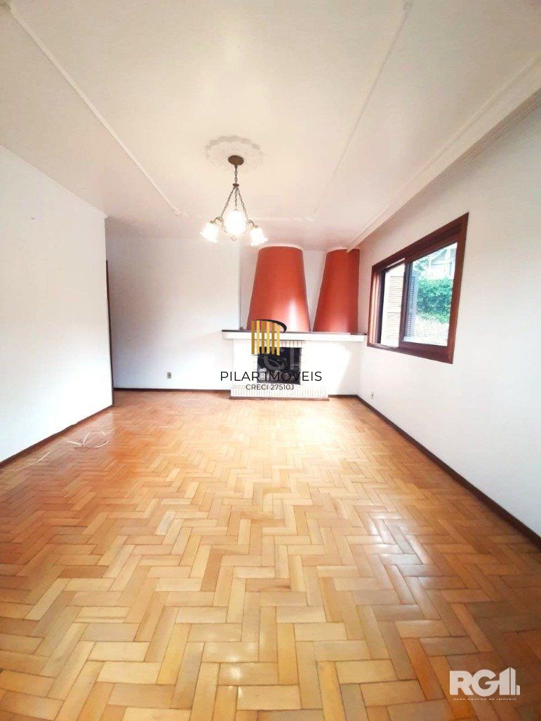 Casa com 351,60m2 de área construída em propriedade de 743m2 no Bairro Jardim Carvalho.