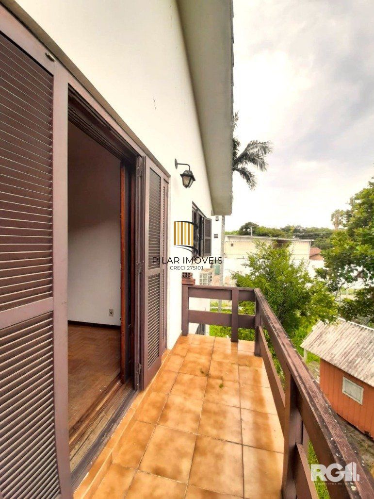 Casa com 351,60m2 de área construída em propriedade de 743m2 no Bairro Jardim Carvalho.