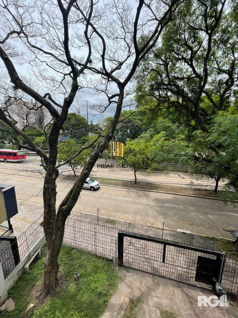 Apartamento de 2 dormitórios sendo um com sacada e garagem para 2 carros.