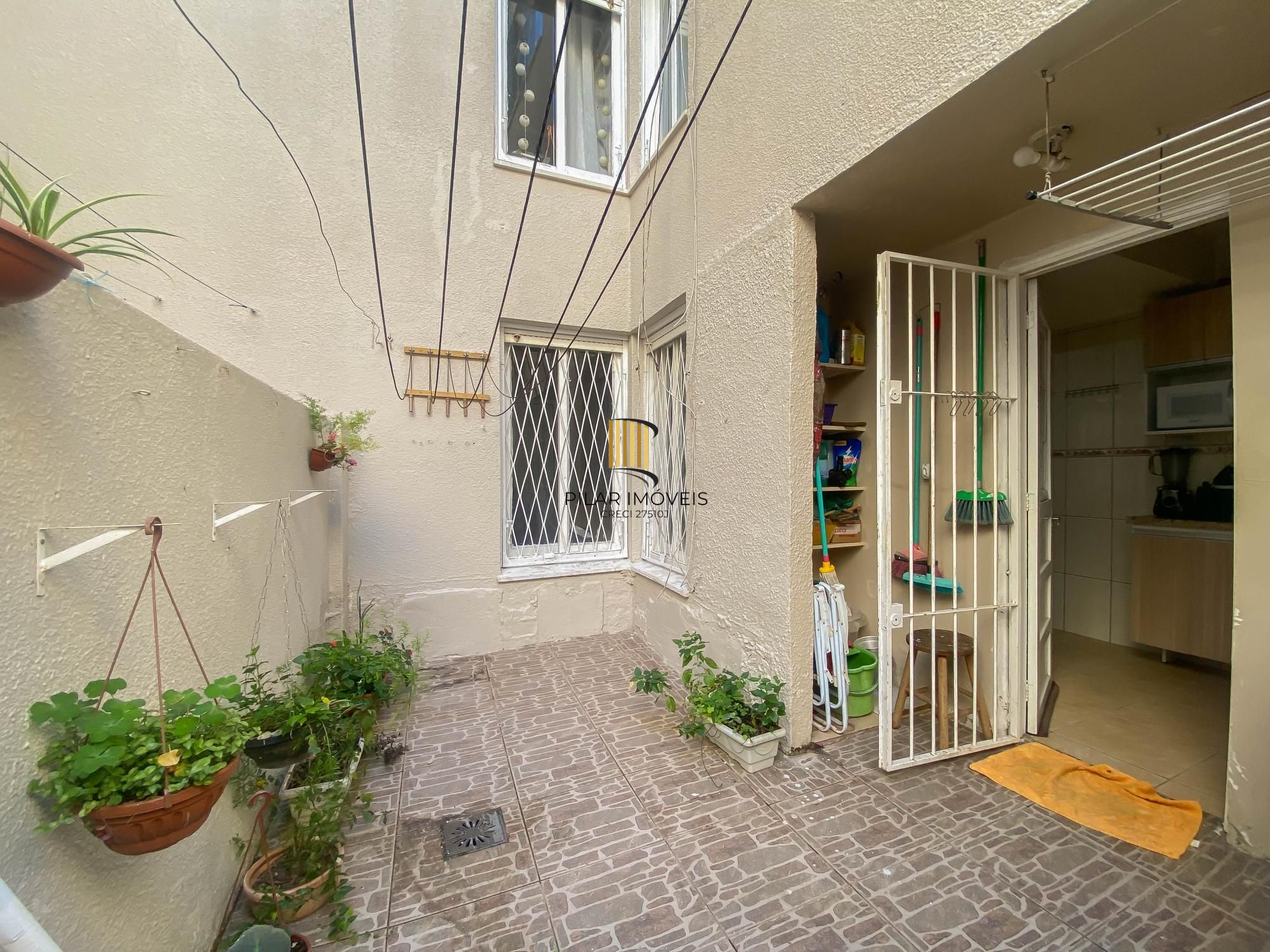 Apartamento térreo com pátio privativo e 1 dormitório no Menino Deus