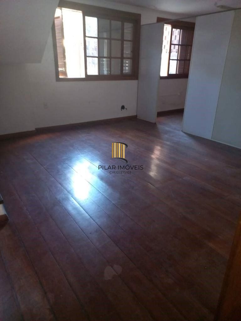 Casa 4 dormitórios, com sacada e amplo terraço