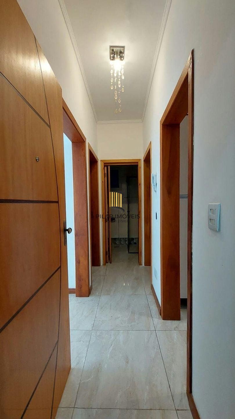 Apartamento Reformado de 2 Dormitórios com Sacada no Menino Deus, Porto Alegre