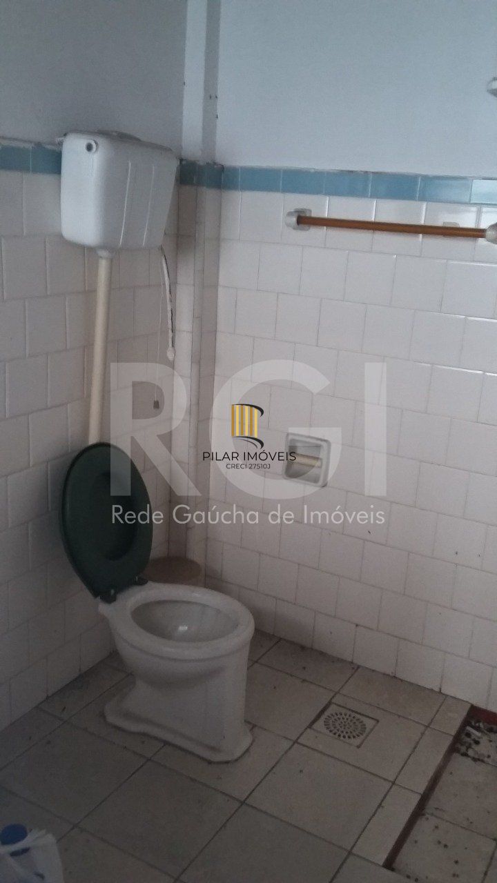 Casa com 4 quartos, 4 banheiros  e amplo pátio no miolo do bairro Cidade Baixa!