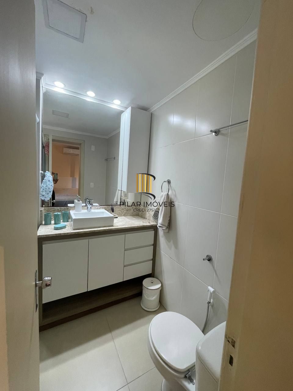 Apartamento 03 dormitorios 01 vaga garagem. Bairro Azenha.