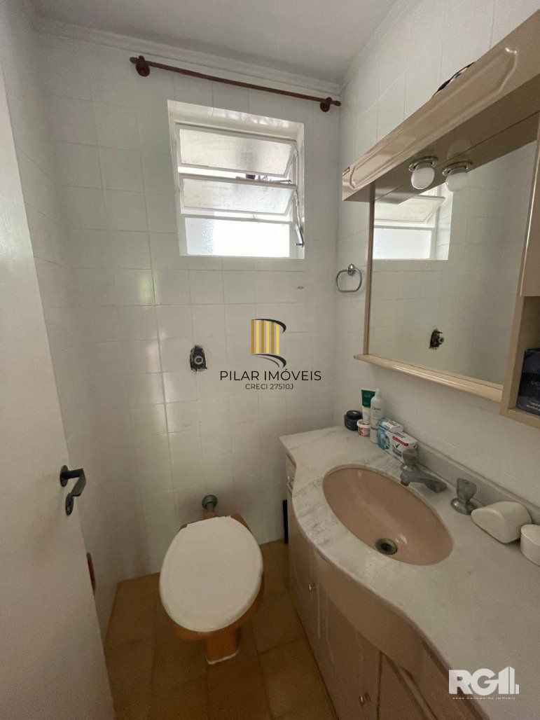 Apartamento de 2 dormitórios sendo um com sacada e garagem para 2 carros.