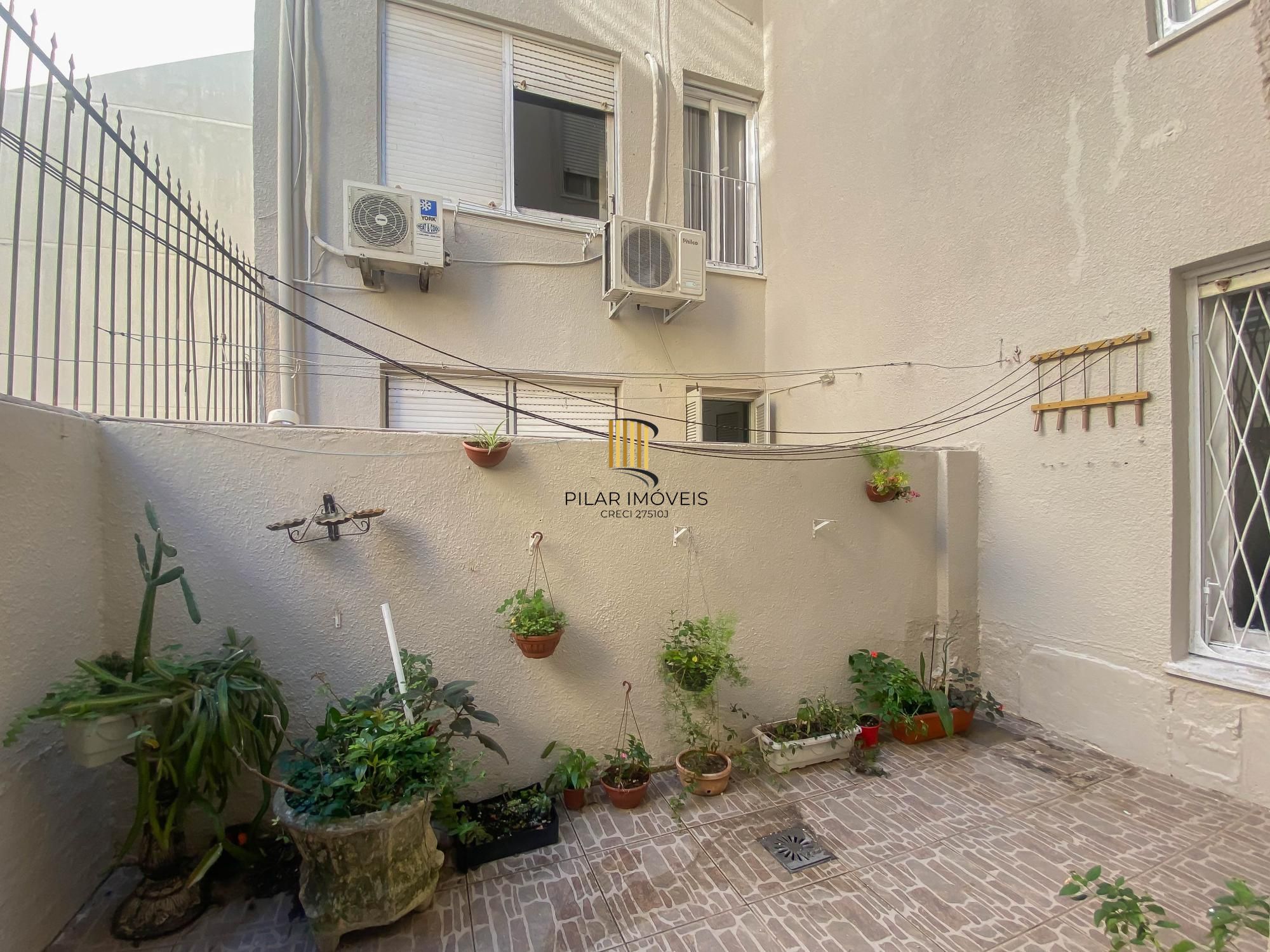 Apartamento térreo com pátio privativo e 1 dormitório no Menino Deus