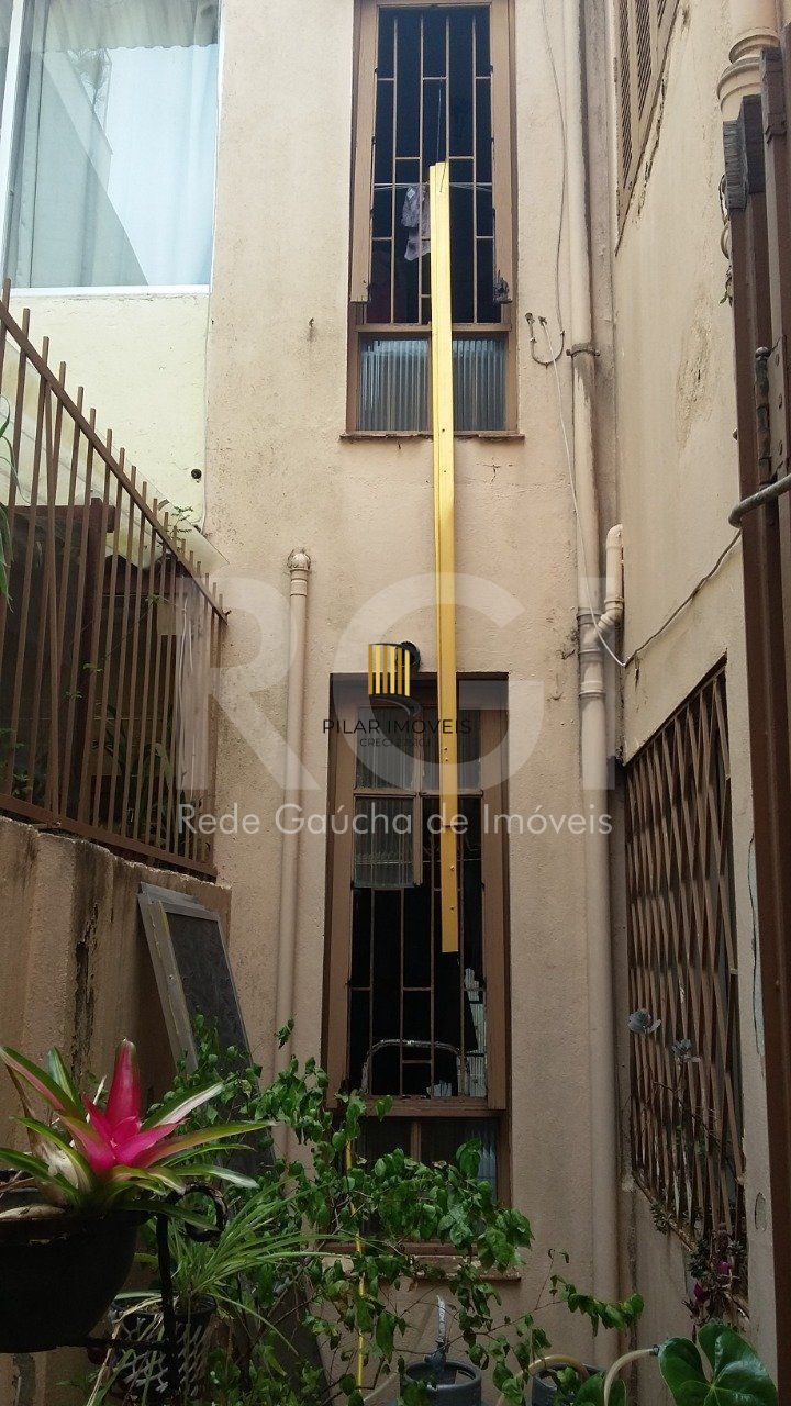 Casa com 4 quartos, 4 banheiros  e amplo pátio no miolo do bairro Cidade Baixa!