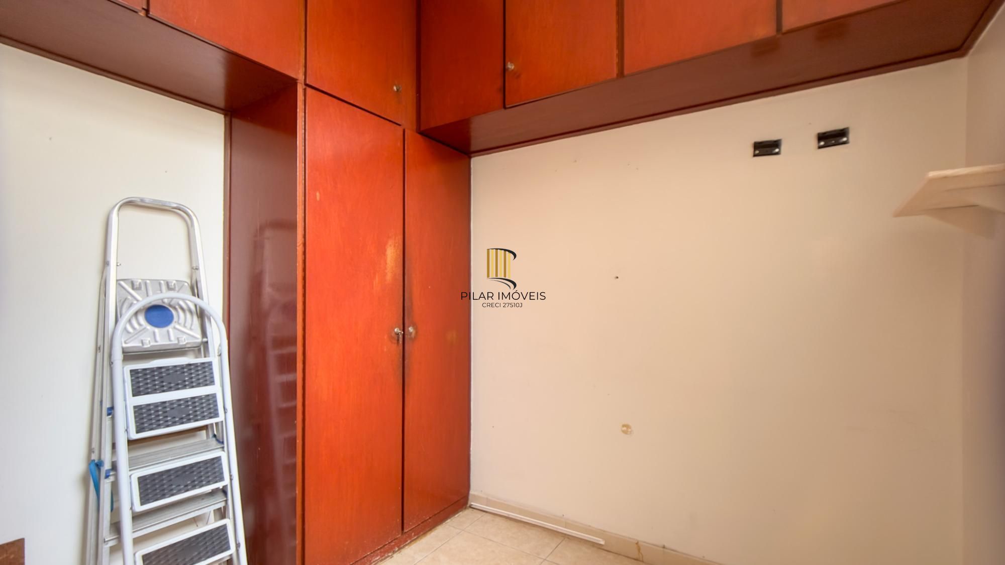 Apartamento no Centro Histórico de Porto Alegre – 2 dormitórios e 2 banheiros, dependência e elevador.
