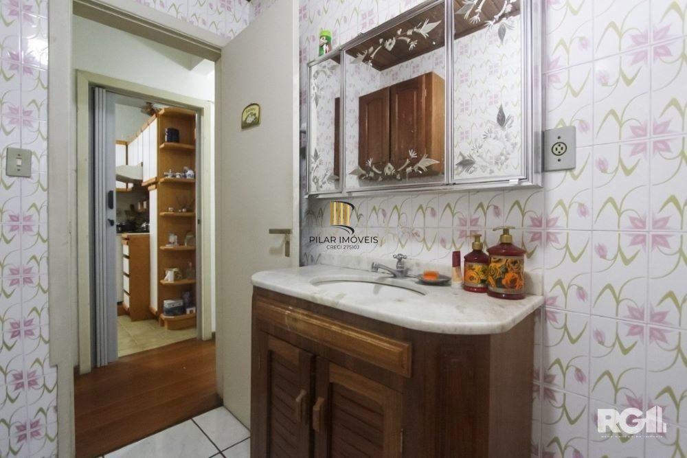 Apartamento de 2 dormitórios em ótima localização na Av. Cristovao colombo.