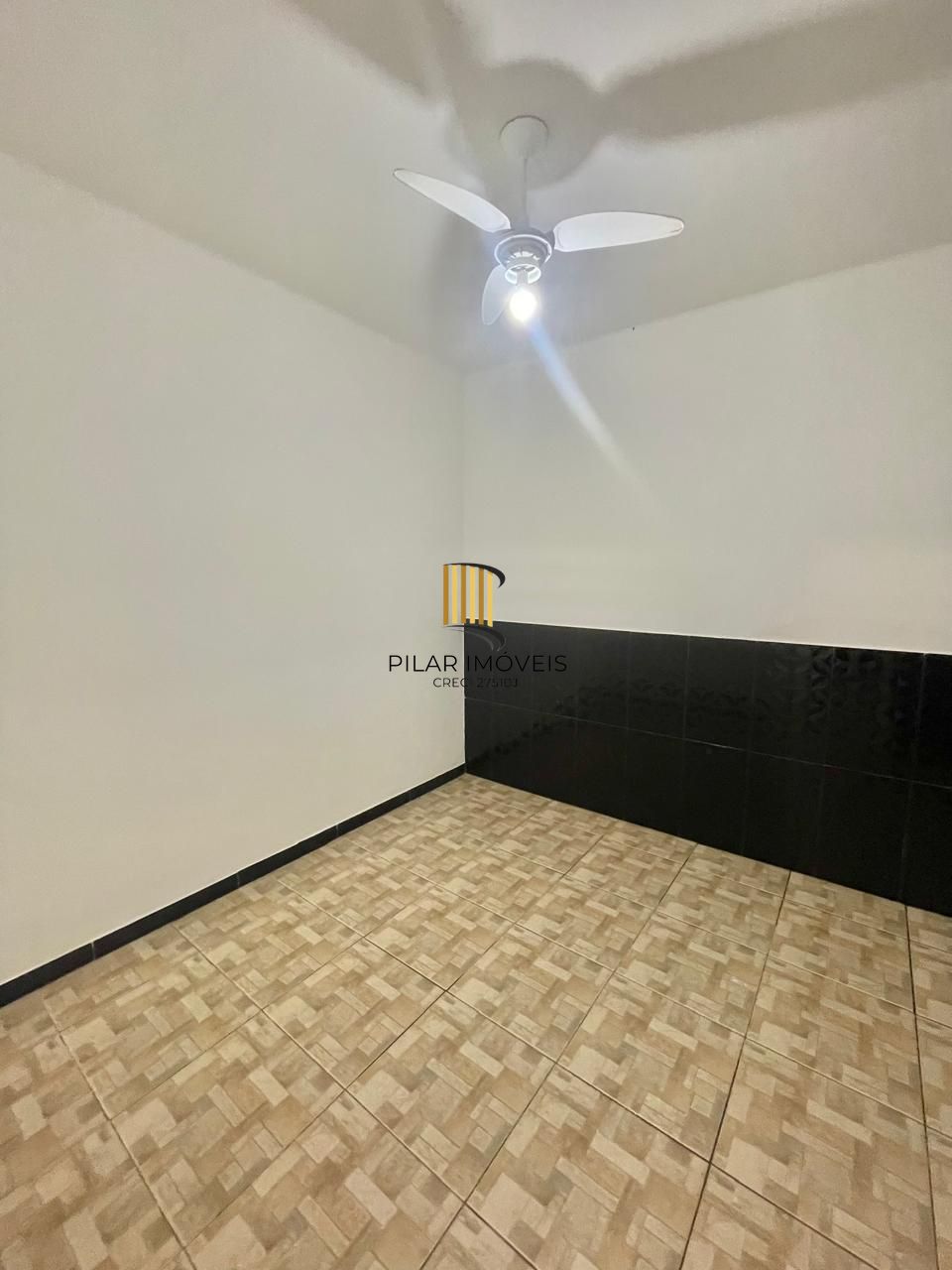 Parte da área externa que possui uma cobertura, após a venda, deve voltar a forma original, sem cobertura. Apartamento estilo garden com área externa privativa, 02 quartos com ventilador de teto, livi