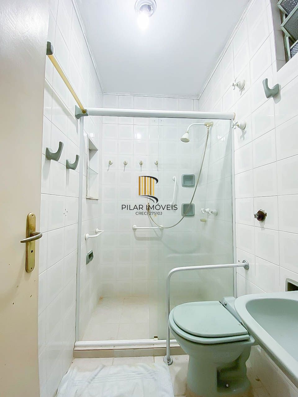 Apartamento amplo de 3 dormitórios, ensolarado, com portaria 24h próximo à UFRGS