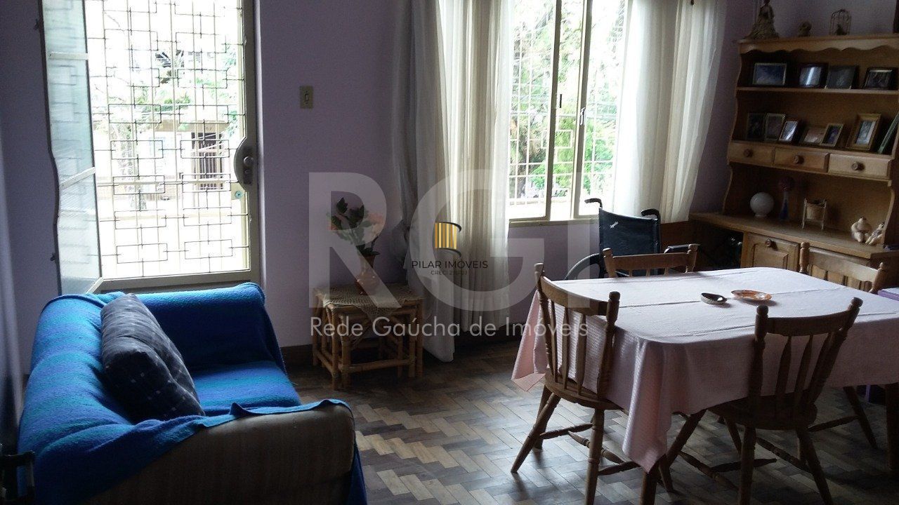 Casa com 4 quartos, 4 banheiros  e amplo pátio no miolo do bairro Cidade Baixa!