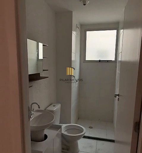 Apartamento de 2 dormitórios com garagem desocupado.