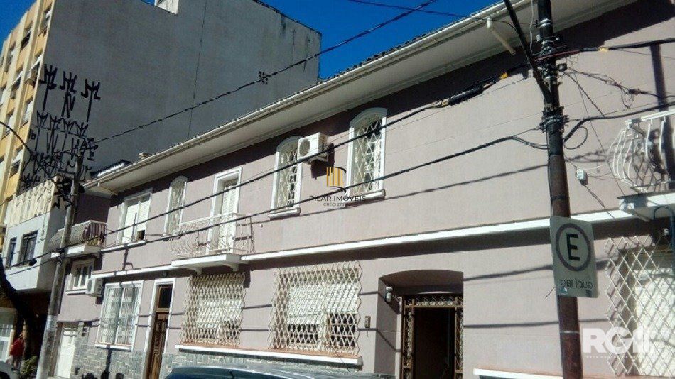 CASA A VENDA, AMPLA NA COMENDADOR BATISTA!