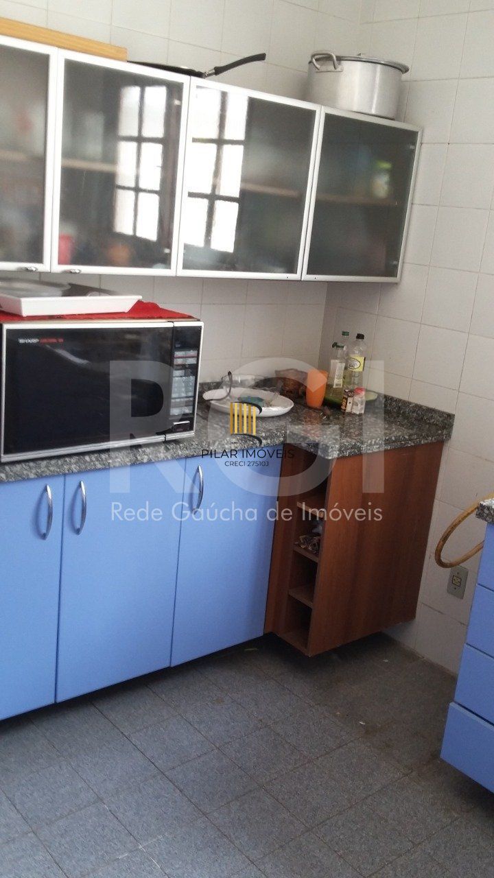 Casa com 4 quartos, 4 banheiros  e amplo pátio no miolo do bairro Cidade Baixa!