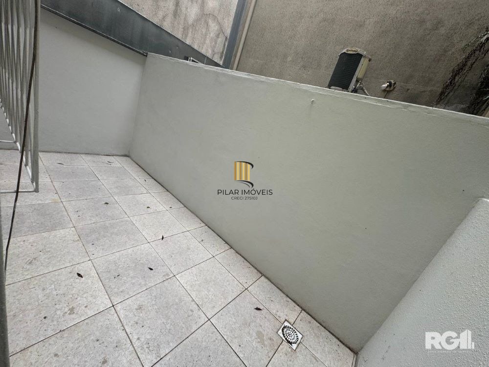 Apartamento GARDEN com dois pátios  privativos,  1 dormitório, sala, cozinha, 1 banheiro   na Av. Getúlio Vargas