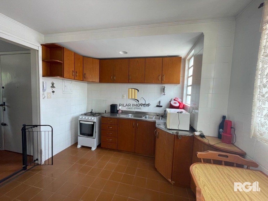 Apartamento de 2 dormitórios sendo um com sacada e garagem para 2 carros.