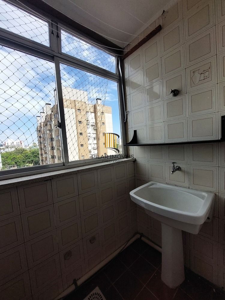 AMPLO APARTAMENTO 1 DORMITÓRIO COM VAGA COBERTA