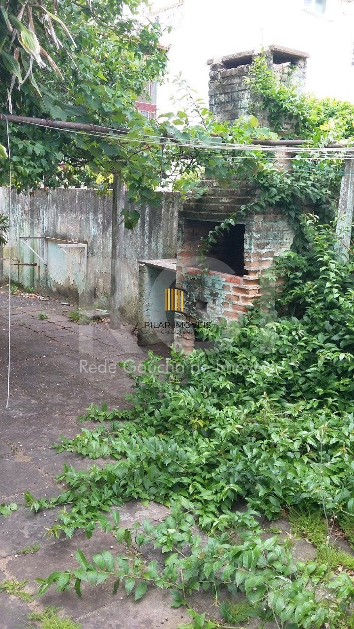 Casa com 4 quartos, 4 banheiros  e amplo pátio no miolo do bairro Cidade Baixa!