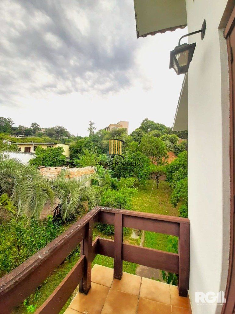 Casa com 351,60m2 de área construída em propriedade de 743m2 no Bairro Jardim Carvalho.