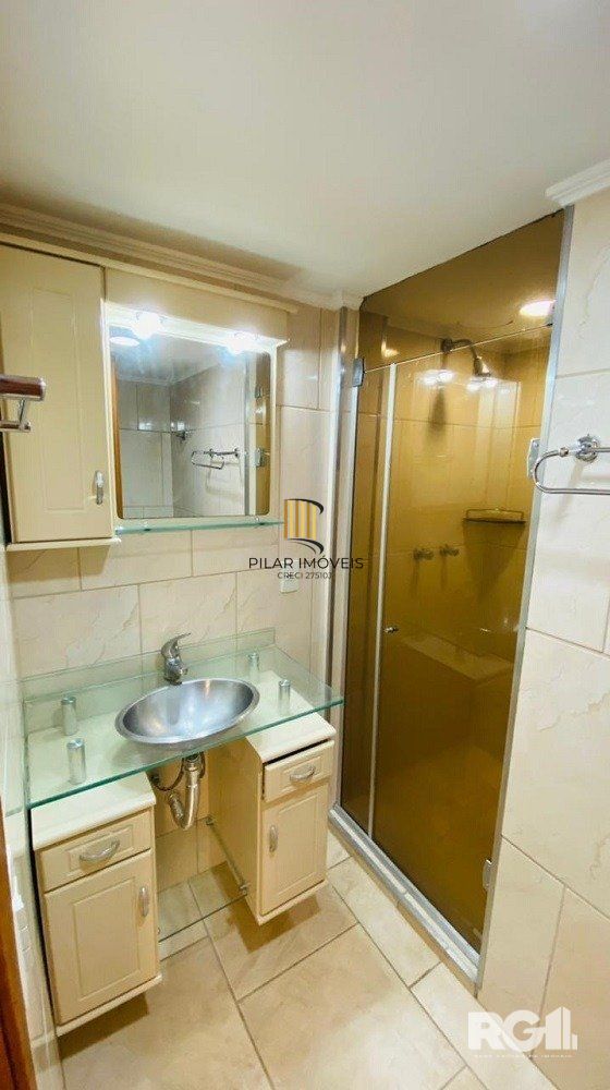 Apartamento de 2 dormitórios, frente, reformado na Cidade Baixa