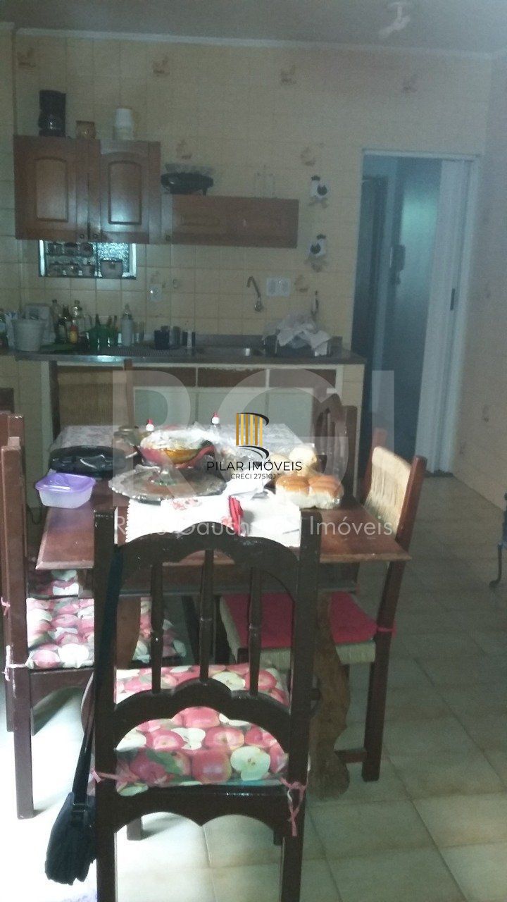 Casa com 4 quartos, 4 banheiros  e amplo pátio no miolo do bairro Cidade Baixa!