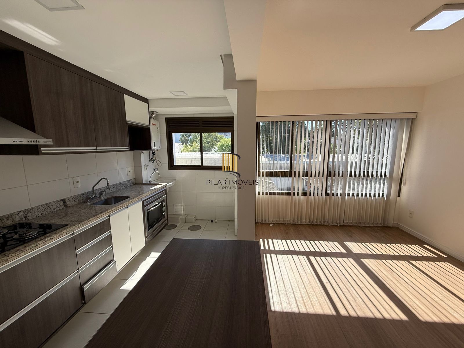 Apartamento desocupado com 2 quartos, sendo 1 suíte, 2 banheiros e garagem coberta escriturada.