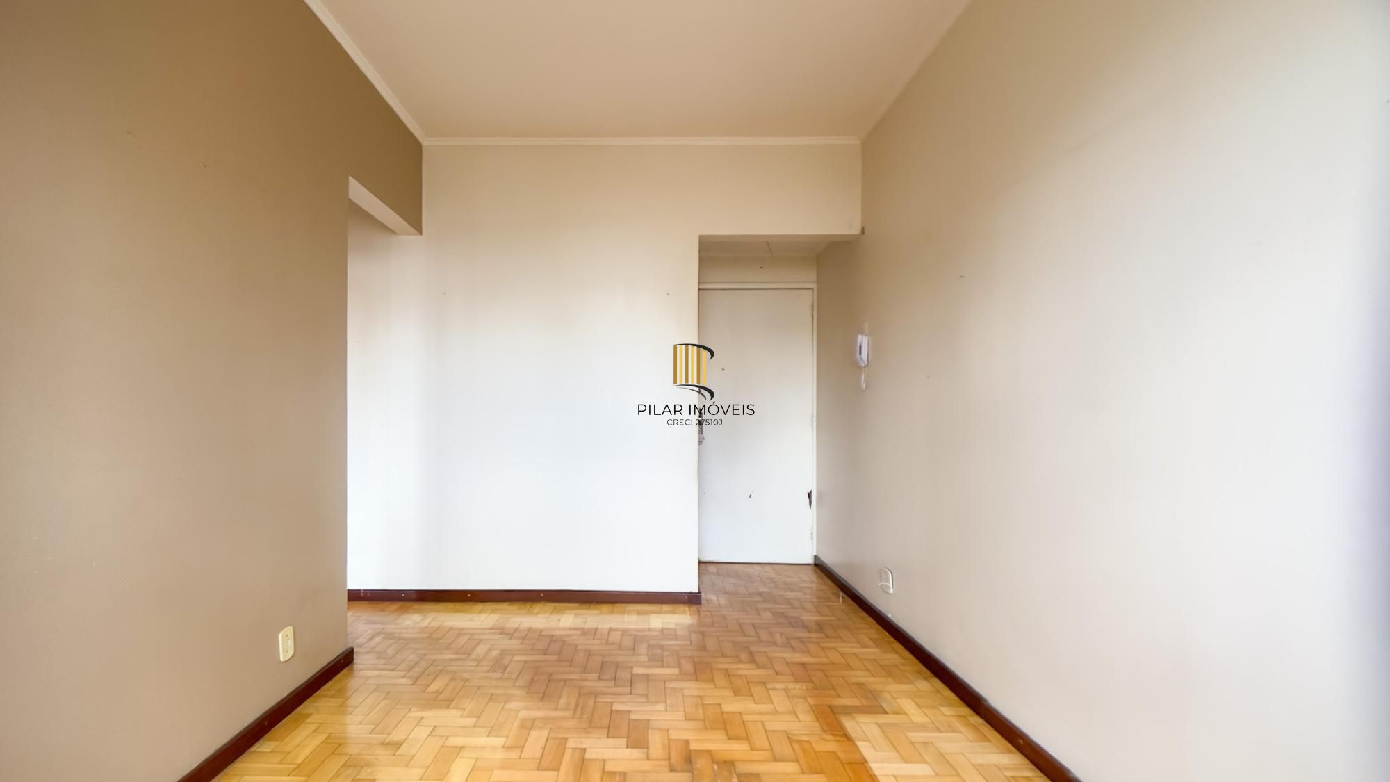 Apartamento no Centro Histórico de Porto Alegre – 2 dormitórios e 2 banheiros, dependência e elevador.