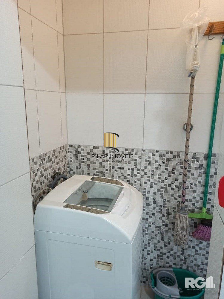 Apartamento à venda na Cidade Baixa – 2 dormitórios, de frente, com sacada integrada – Somente para investidor.