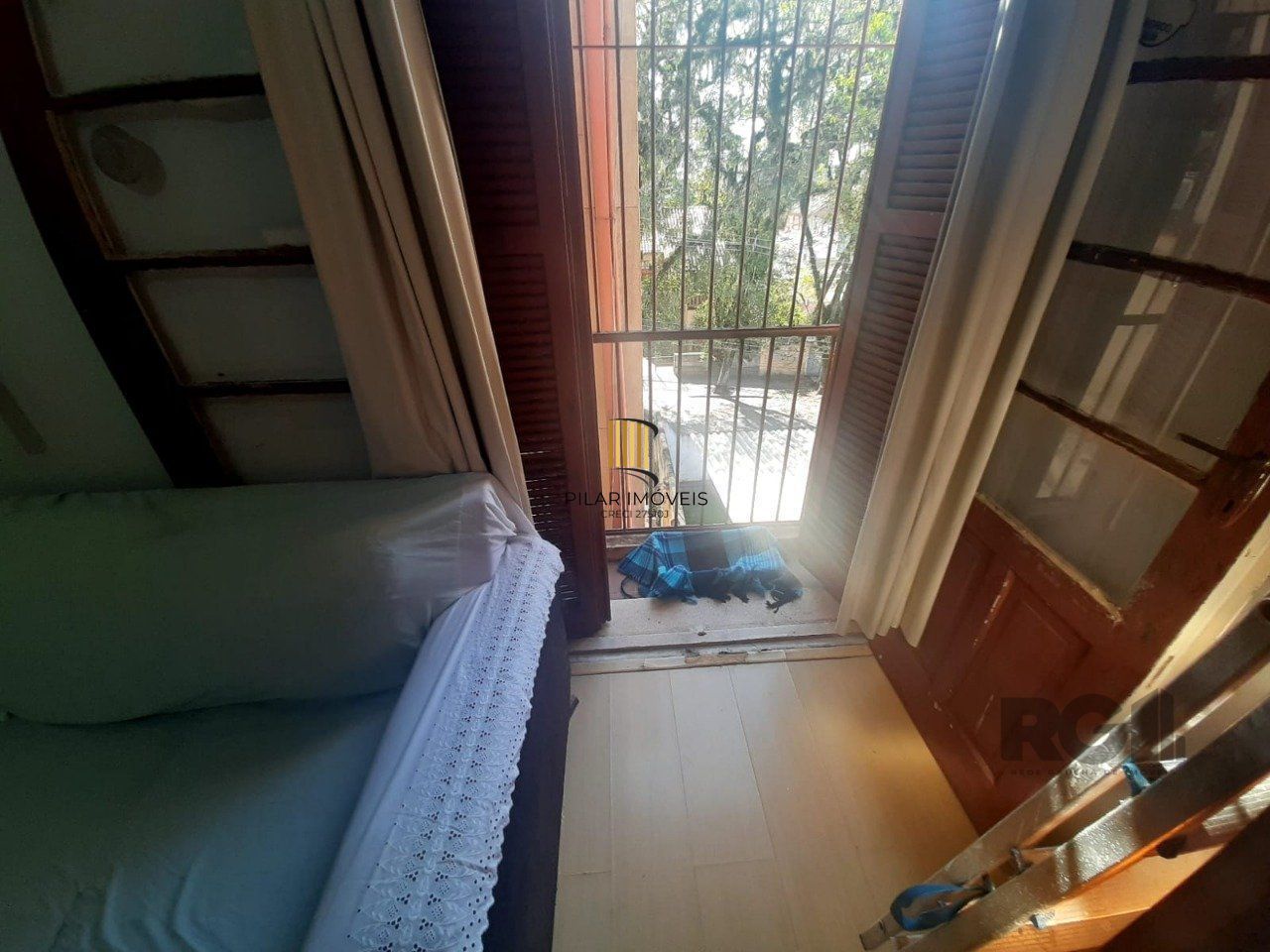 Apartamento 2 dormitórios, com dependência, de frente a fundos, com sacada, bair