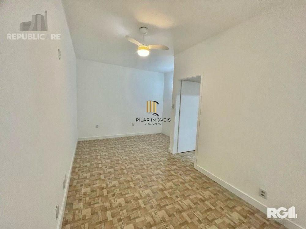 Parte da área externa que possui uma cobertura, após a venda, deve voltar a forma original, sem cobertura. Apartamento estilo garden com área externa privativa, 02 quartos com ventilador de teto, livi