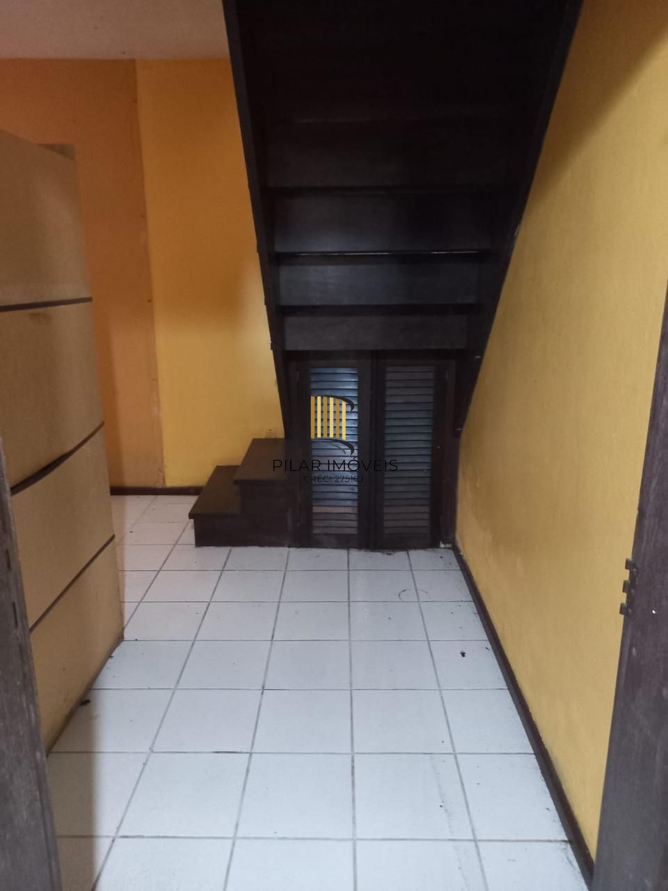 Casa residencial com 4 quartos, 3 banheiros e 1 suíte.