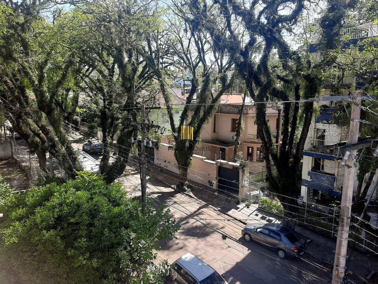 Apartamento 2 dormitórios, com dependência, de frente a fundos, com sacada, bair